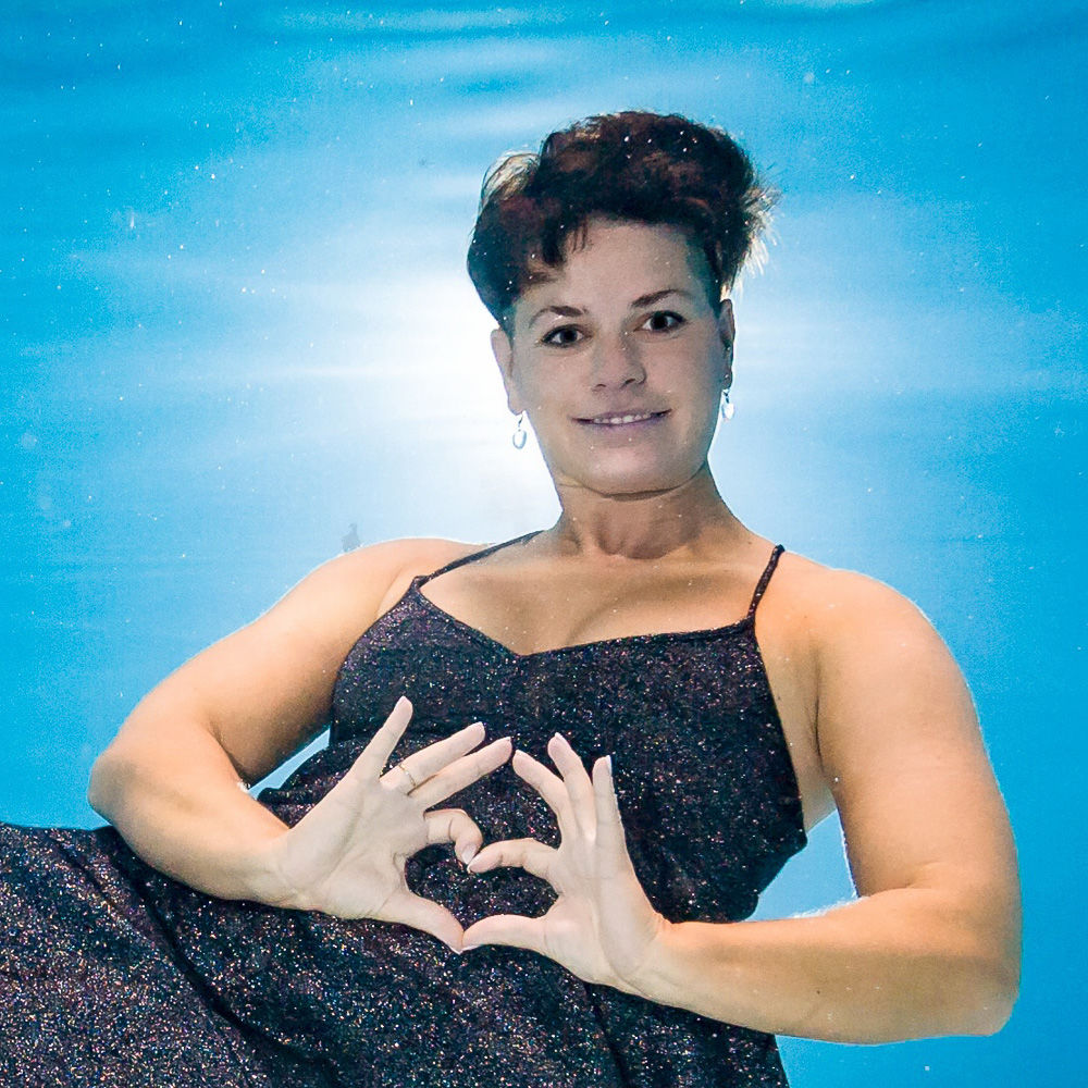 Asistentka fotografa pod vodou