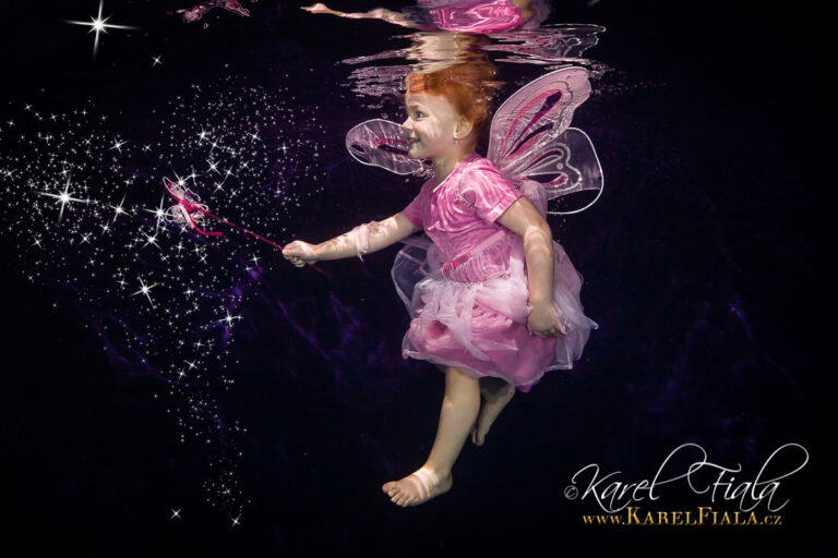 Holčička v&nbsp;kostýmu malé víly čaruje pod vodou při focení v&nbsp;Havlíčkově Brodě