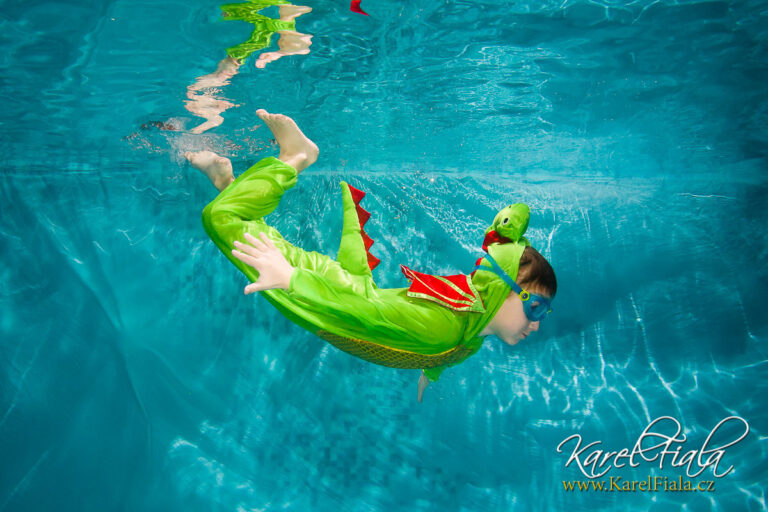 Kostým draka dodává klukům pod vodou sílu a&nbsp;dravost