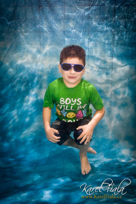 Frajer, kluk v&nbsp;tmavých brýlích pod vodou Havlíčkobrodského bazénu