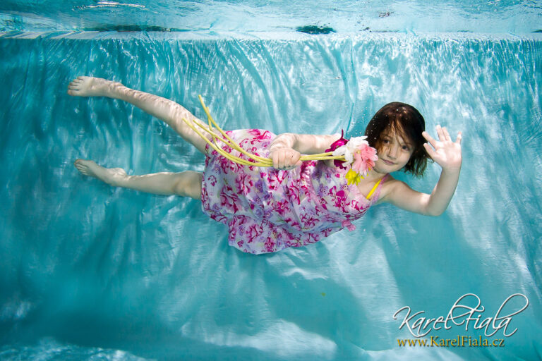 Malá víla v&nbsp;zelených oblíbených šatech při podvodním focení v&nbsp;HavlBrodě