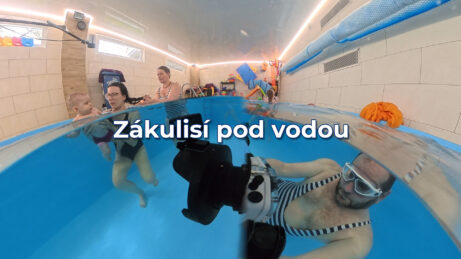 Zákulisí ateliérového podvodního focení v baby klubu – fotograf Karel s podvodním pouzdrem a rodina v bazénu.